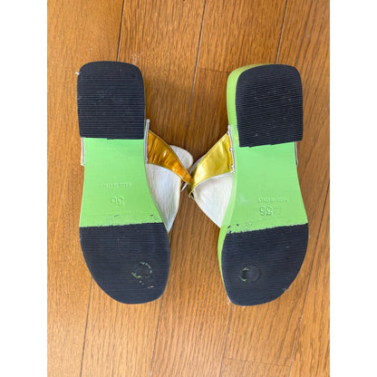 Thong sandals in green and gold