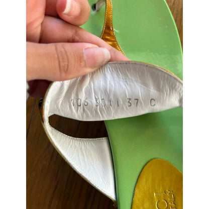 Thong sandals in green and gold