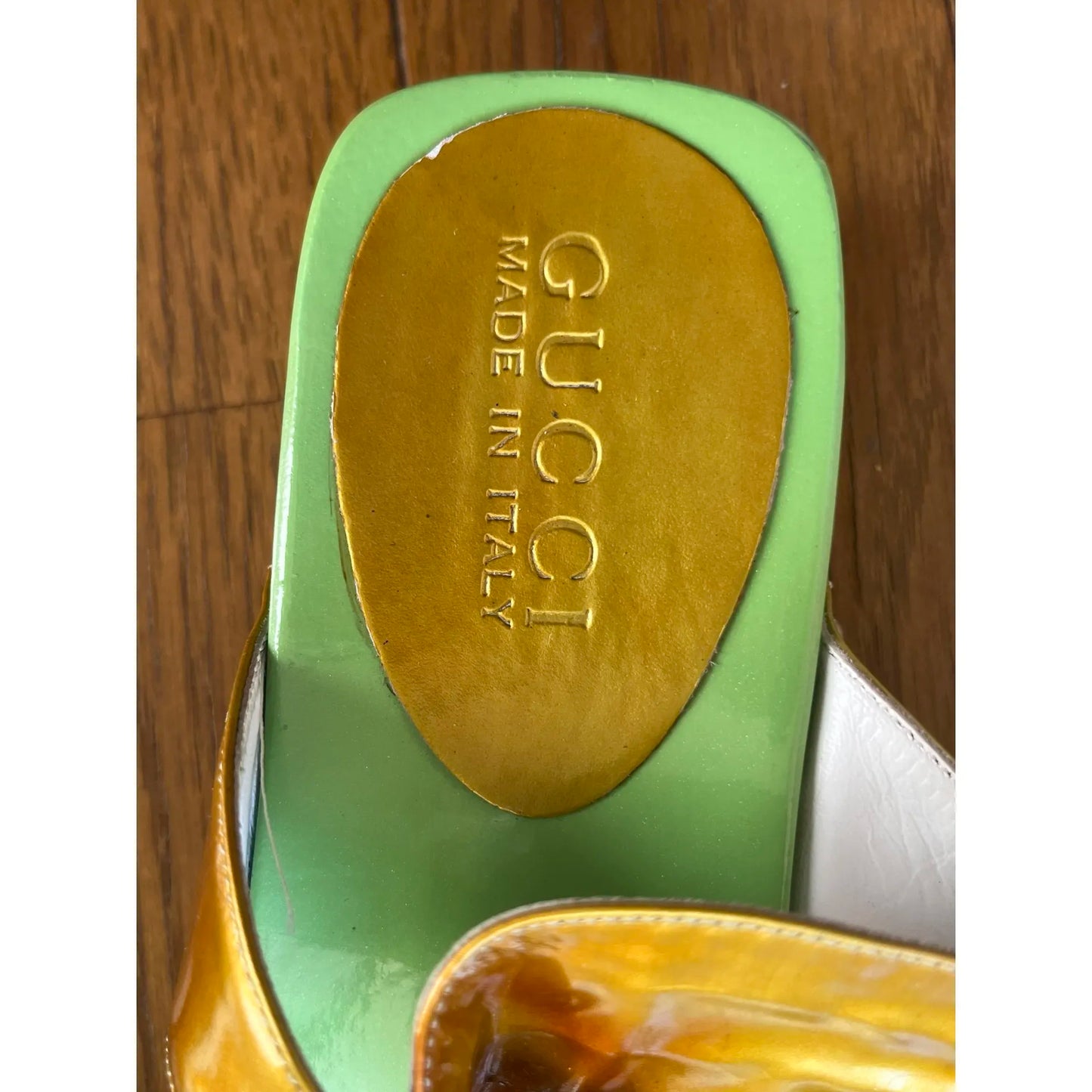 Thong sandals in green and gold