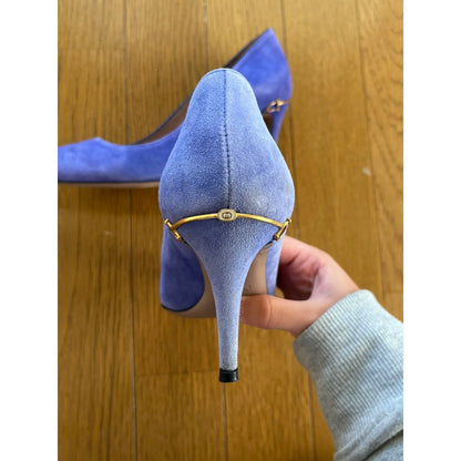 Pumps in purple velvet