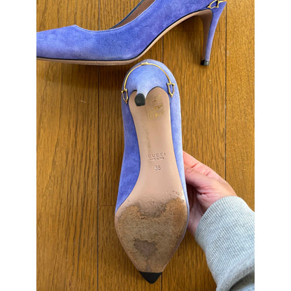 Pumps in purple velvet