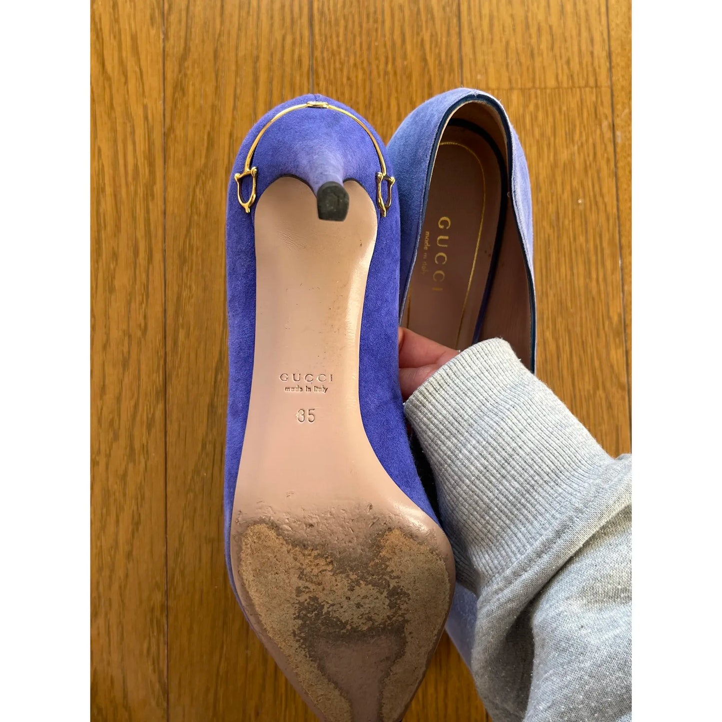 Pumps in purple velvet