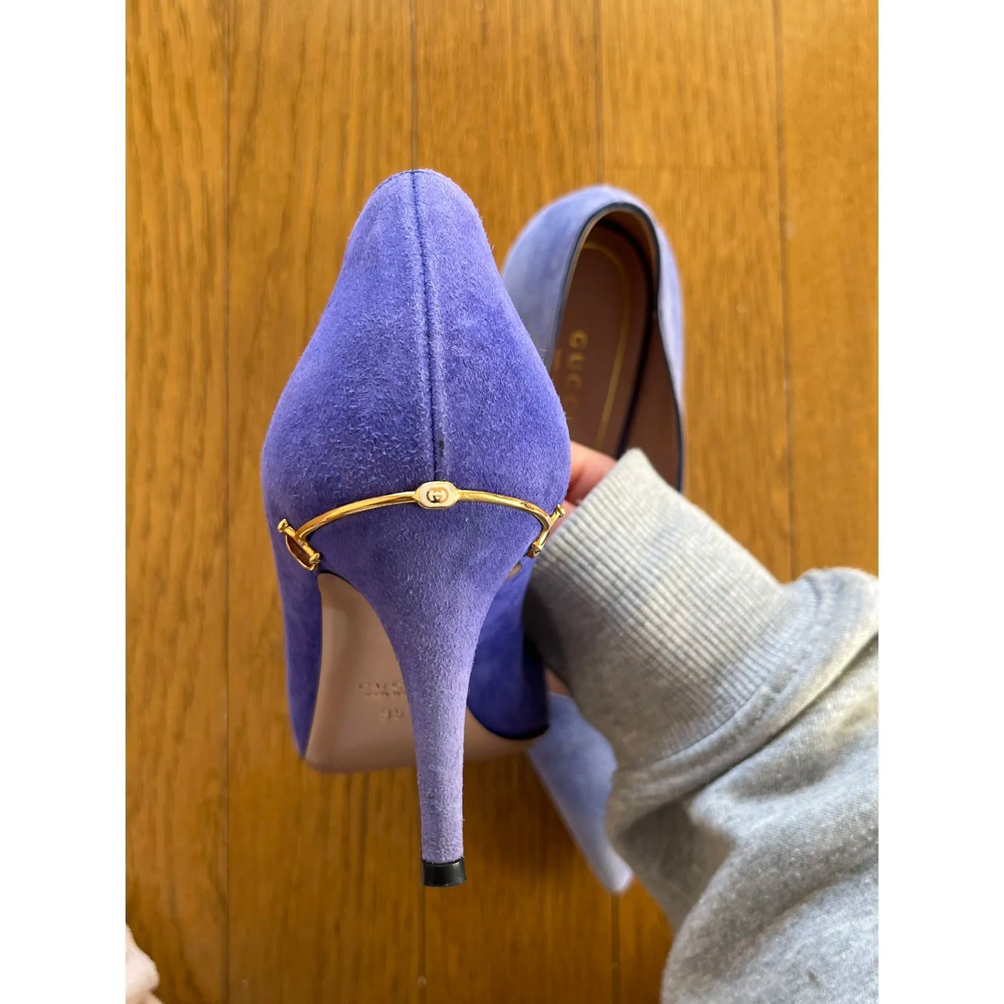 Pumps in purple velvet