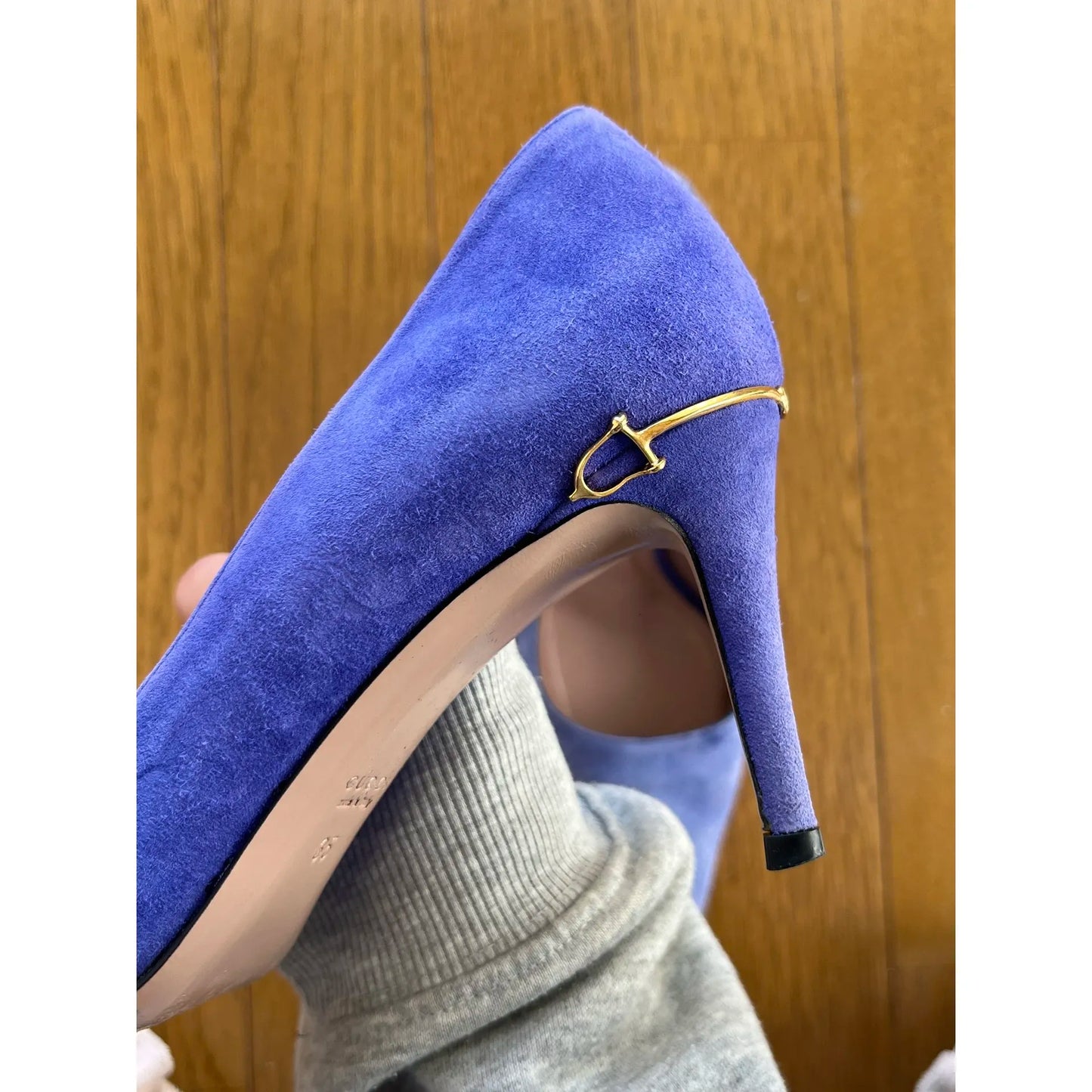 Pumps in purple velvet