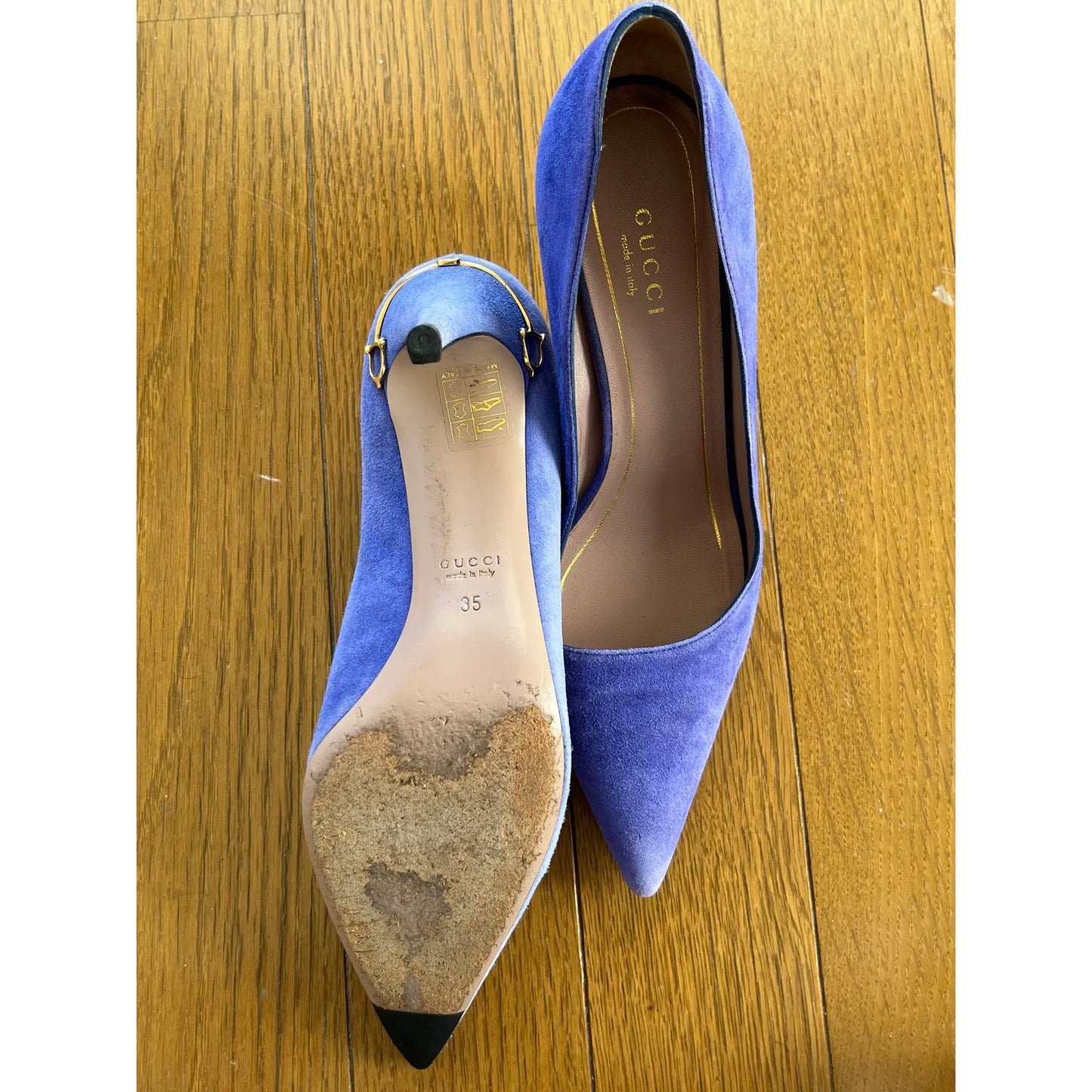 Pumps in purple velvet