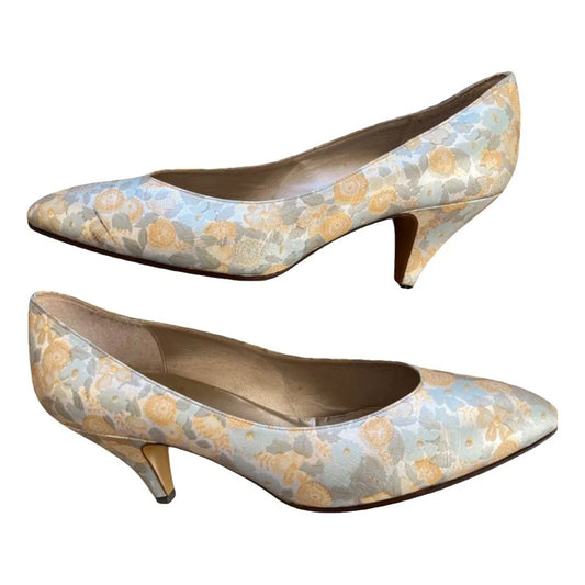 Floral print pumps in silver