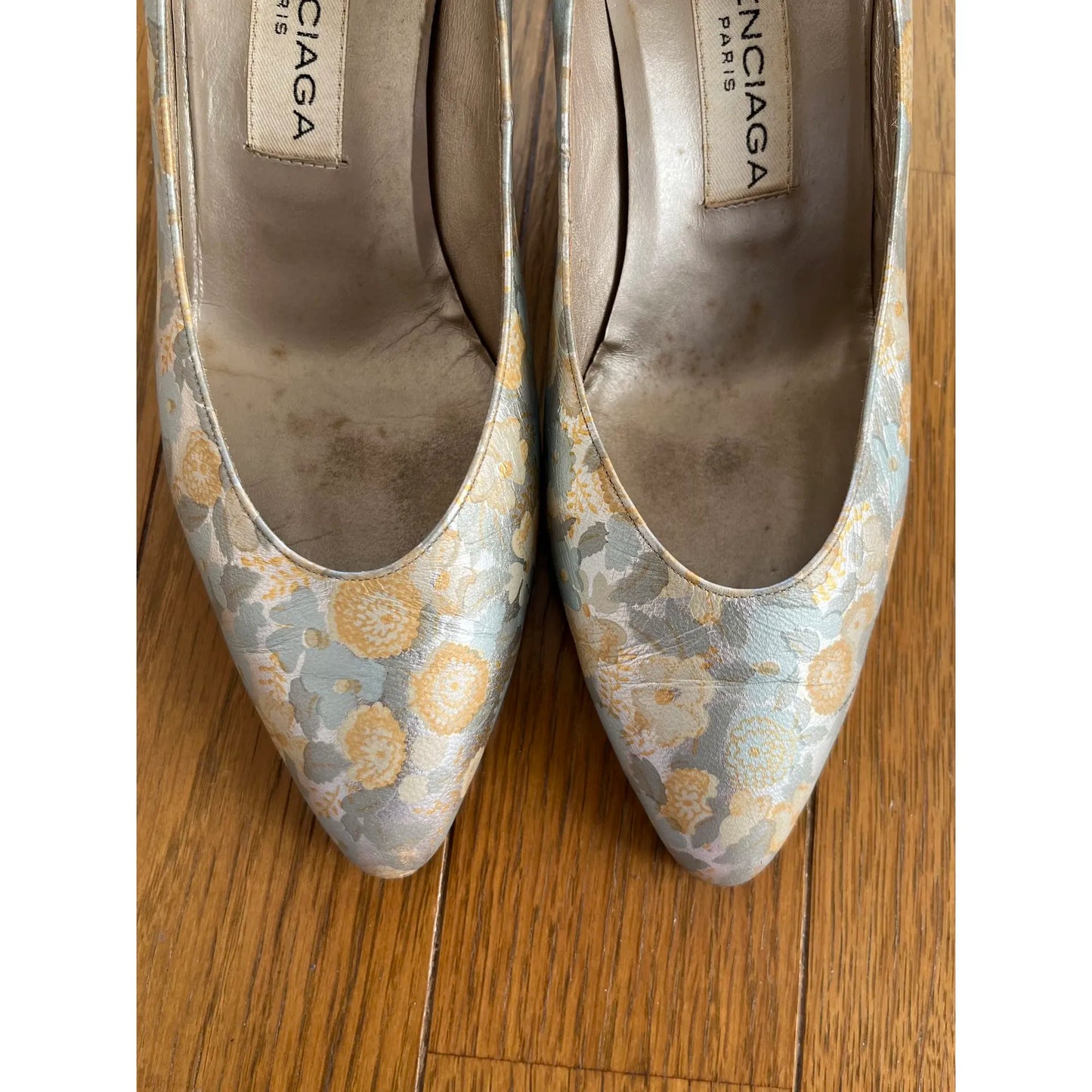 Floral print pumps in silver