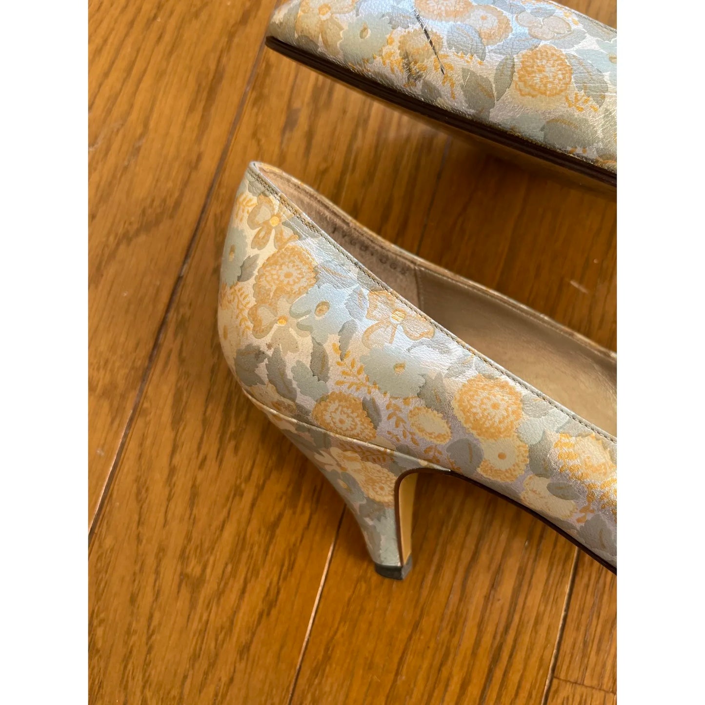 Floral print pumps in silver