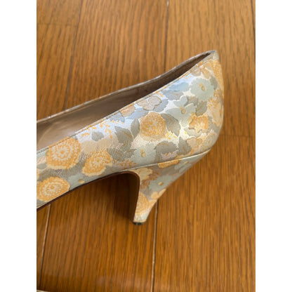 Floral print pumps in silver