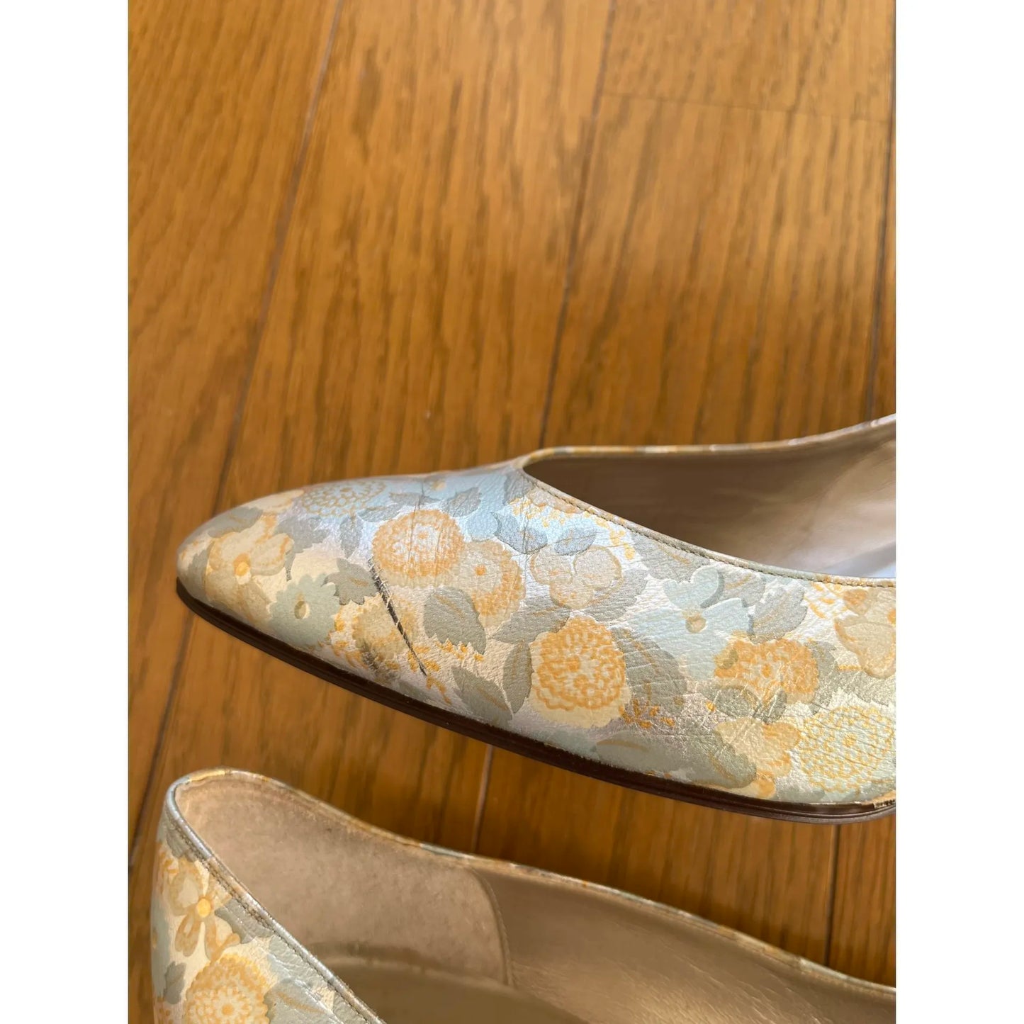 Floral print pumps in silver