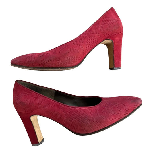 Vintage pumps in red velvet
