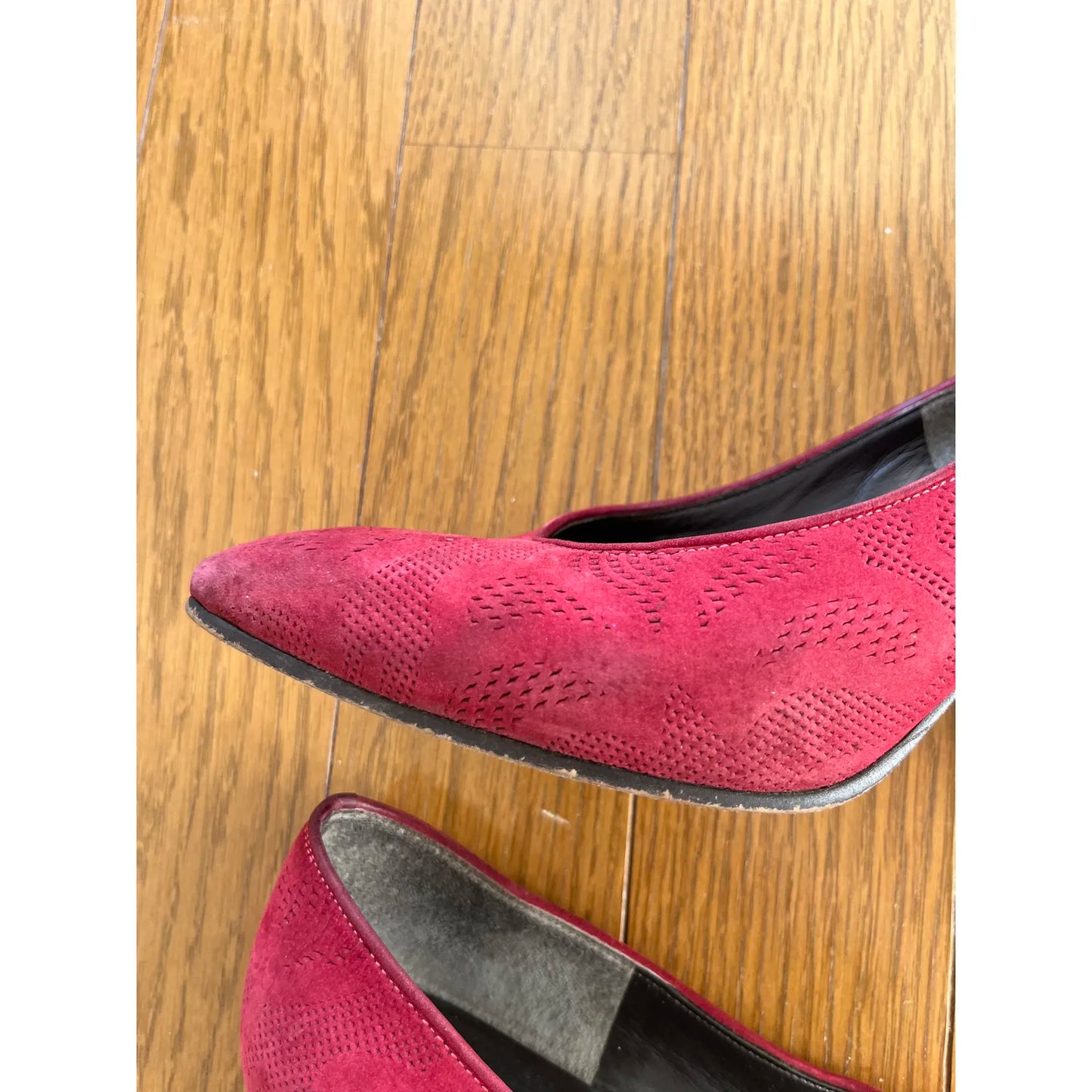 Vintage pumps in red velvet