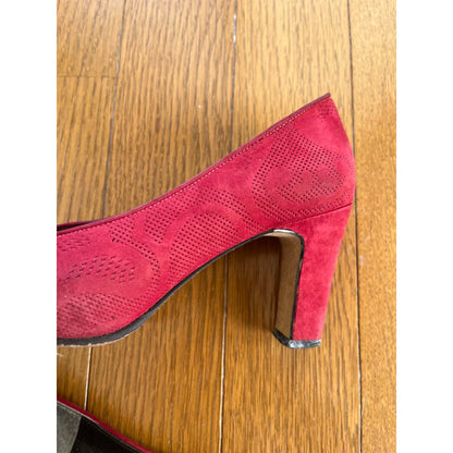 Vintage pumps in red velvet