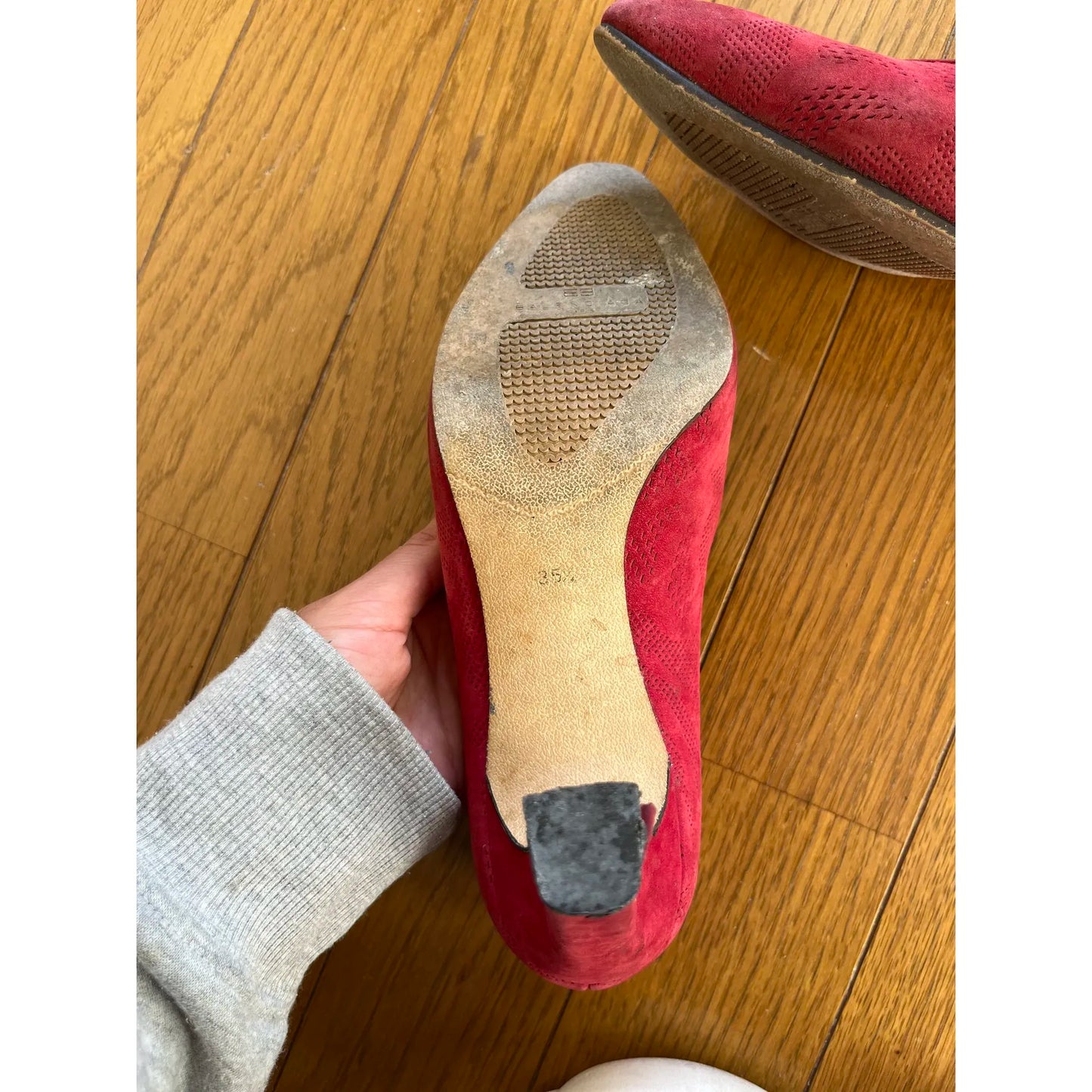 Vintage pumps in red velvet