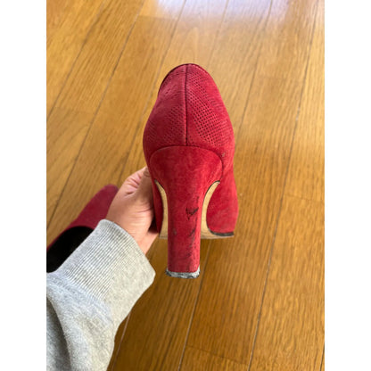 Vintage pumps in red velvet