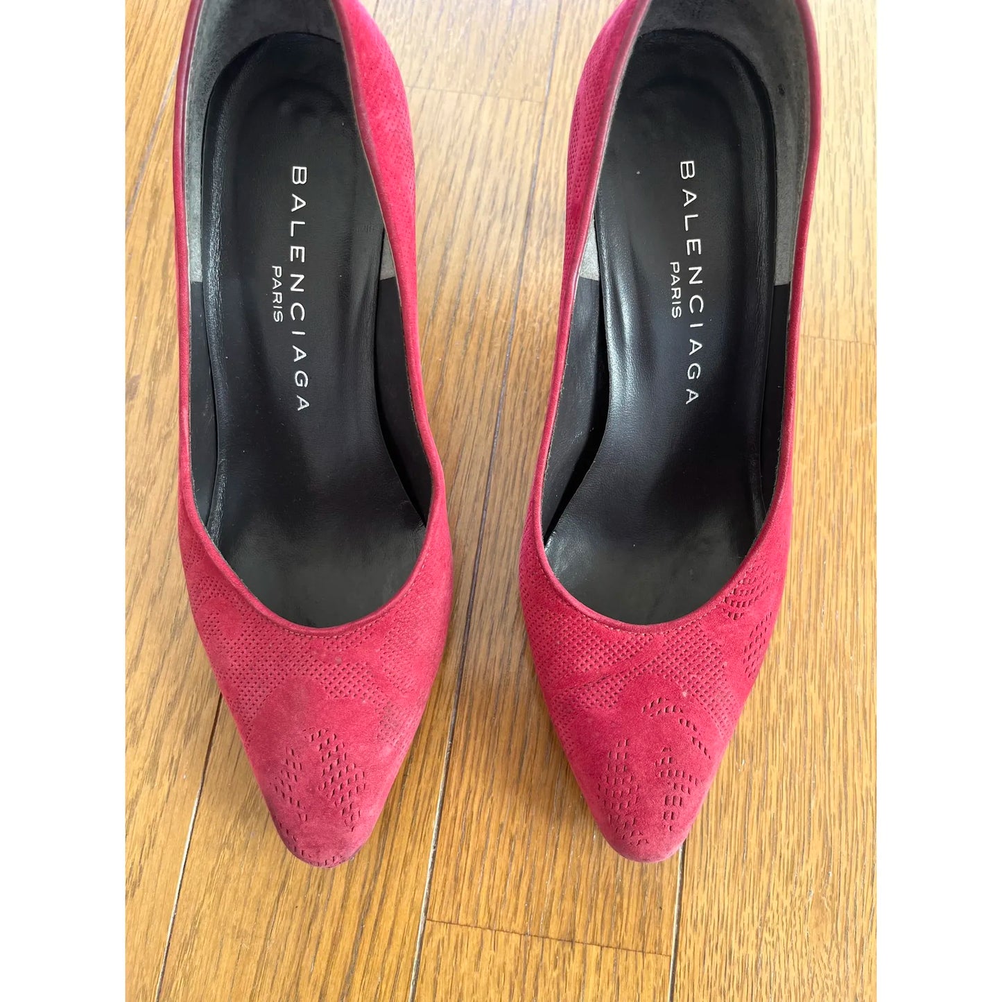 Vintage pumps in red velvet