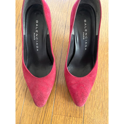 Vintage pumps in red velvet