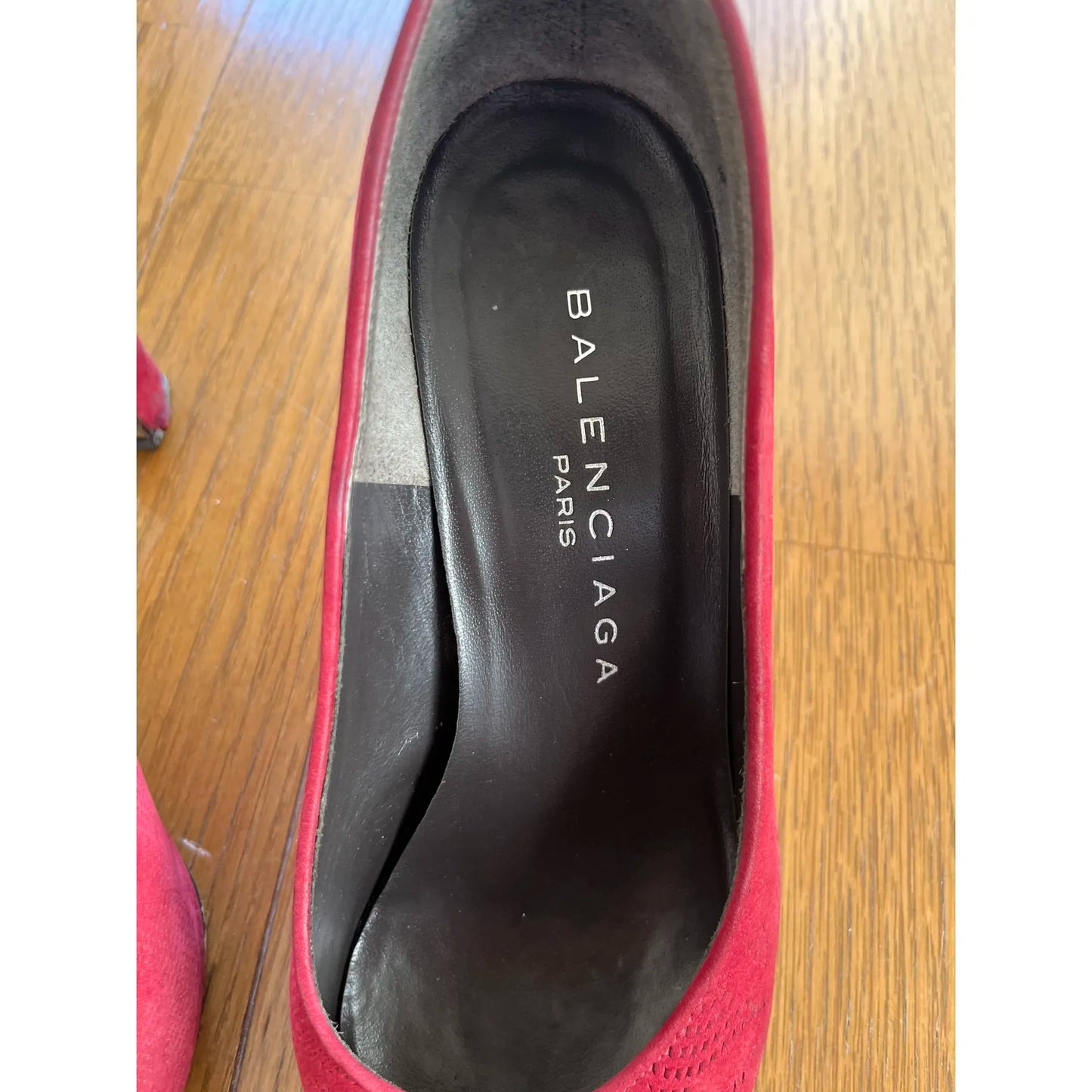 Vintage pumps in red velvet