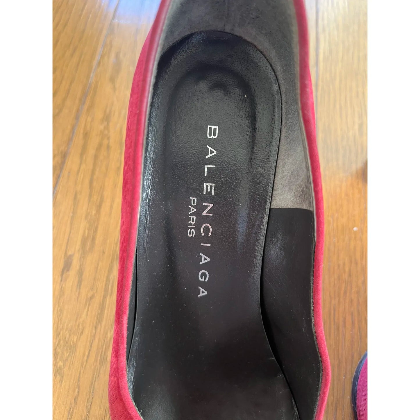 Vintage pumps in red velvet