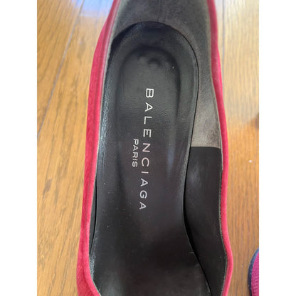 Vintage pumps in red velvet