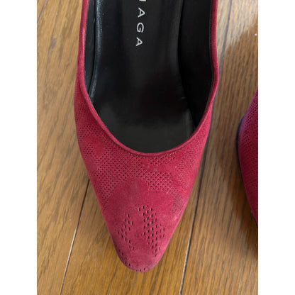 Vintage pumps in red velvet