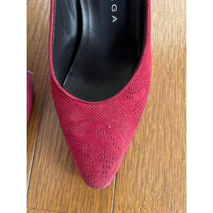 Vintage pumps in red velvet