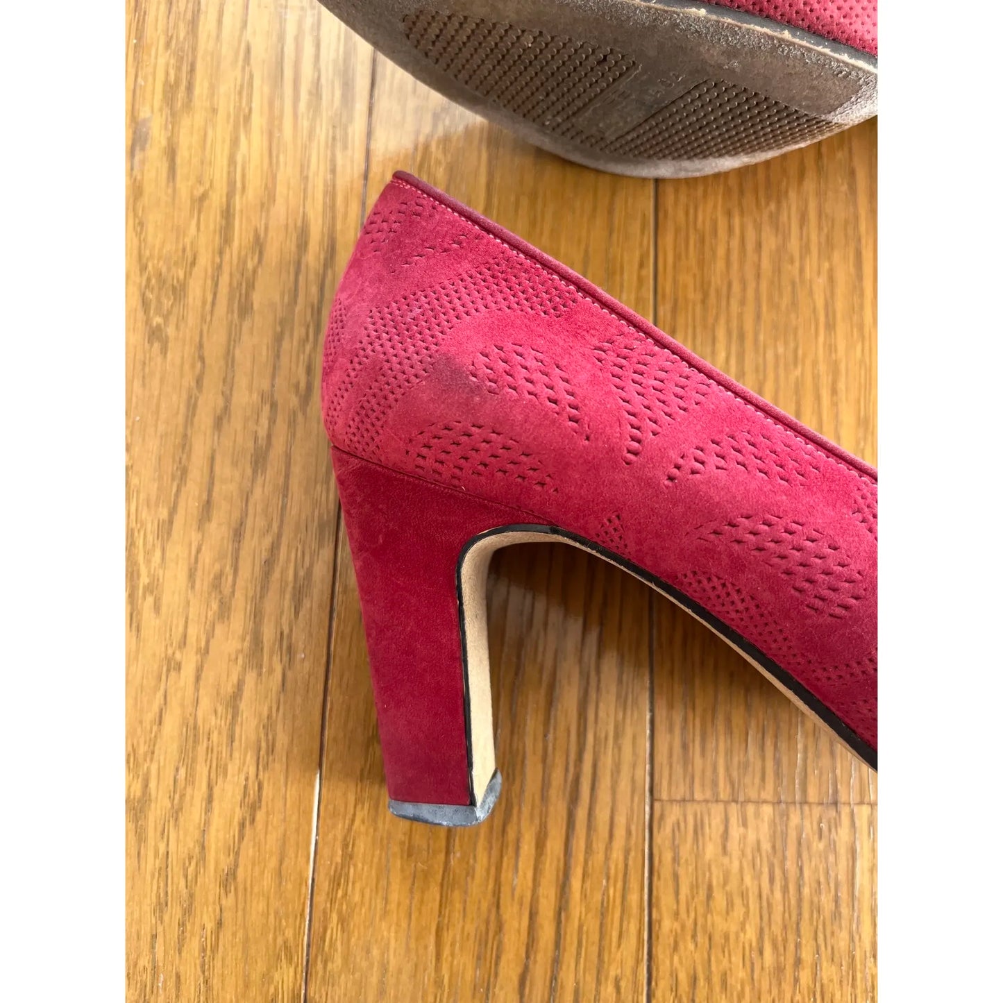 Vintage pumps in red velvet