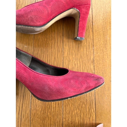 Vintage pumps in red velvet