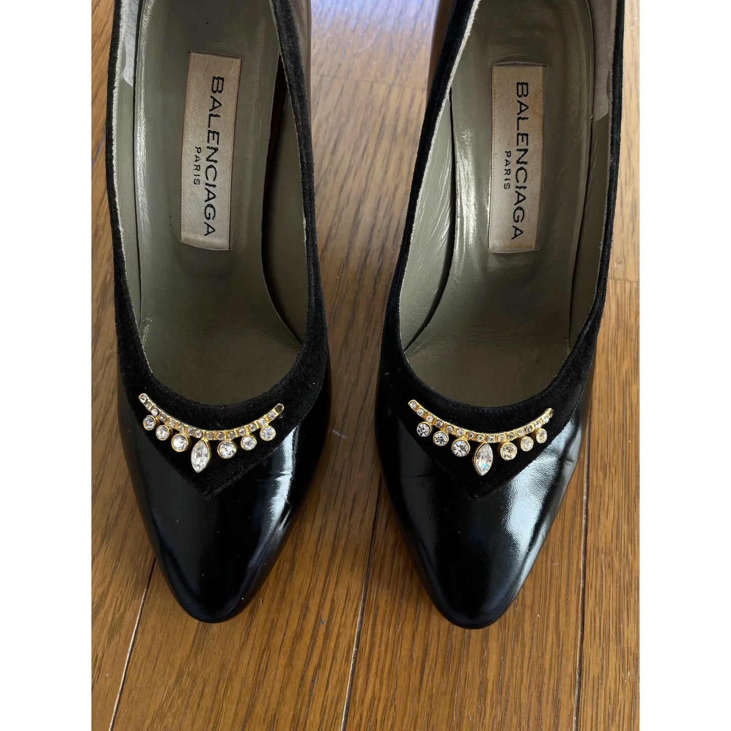 Embellished pumps in black