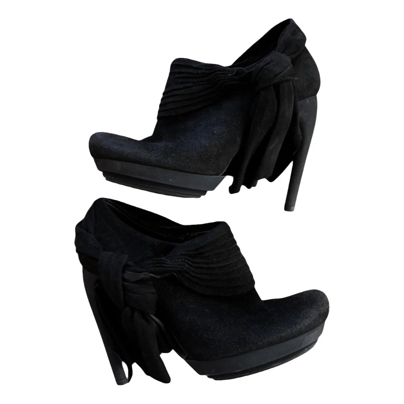 Vintage pumps in black velvet