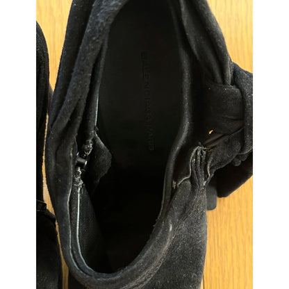 Vintage pumps in black velvet