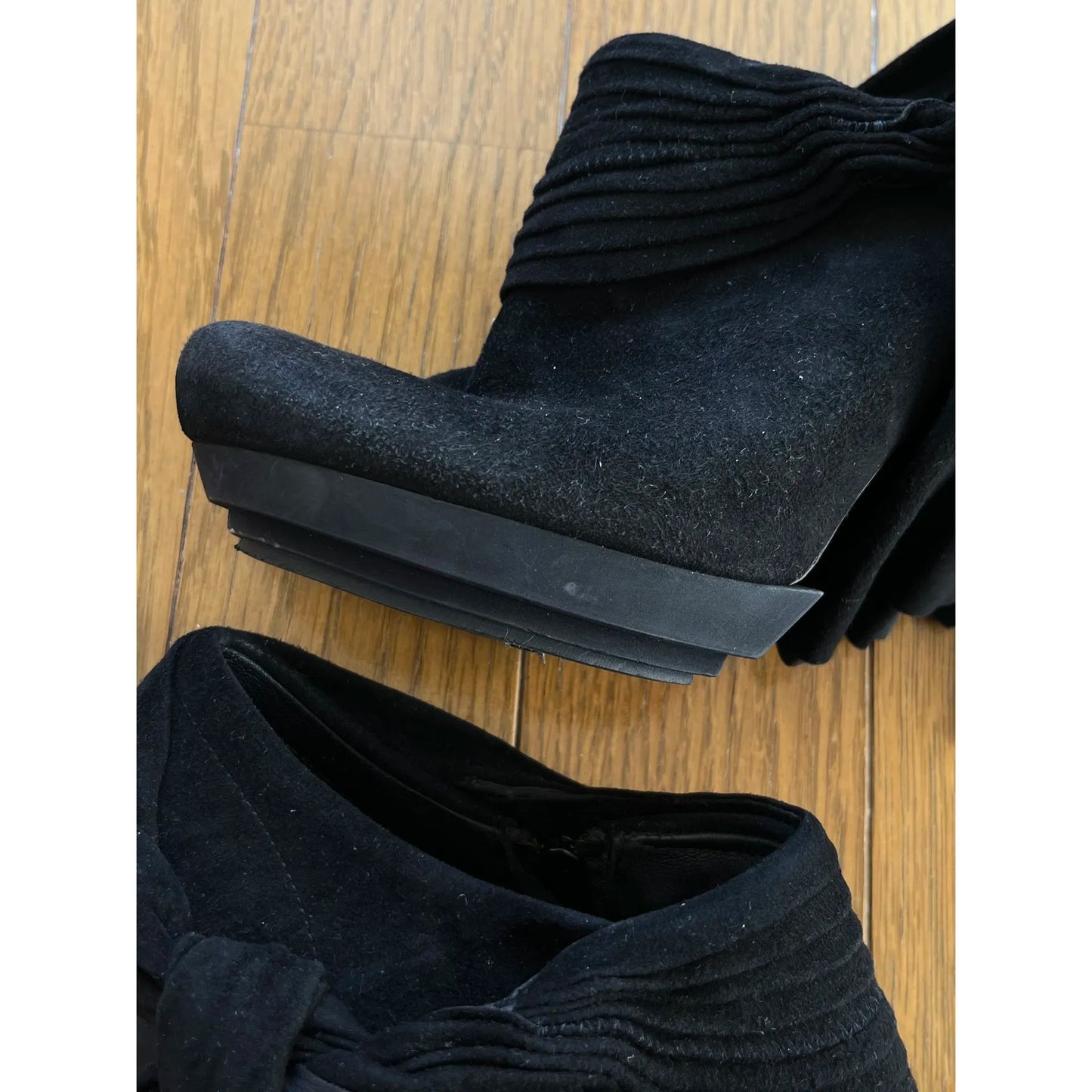 Vintage pumps in black velvet