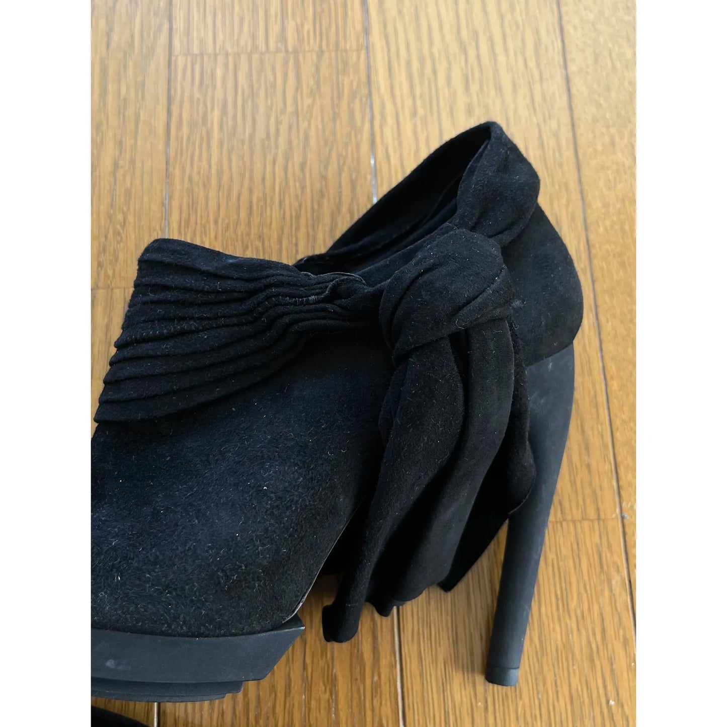 Vintage pumps in black velvet