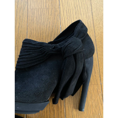 Vintage pumps in black velvet