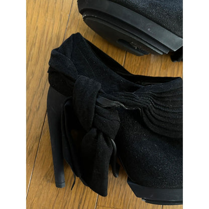 Vintage pumps in black velvet